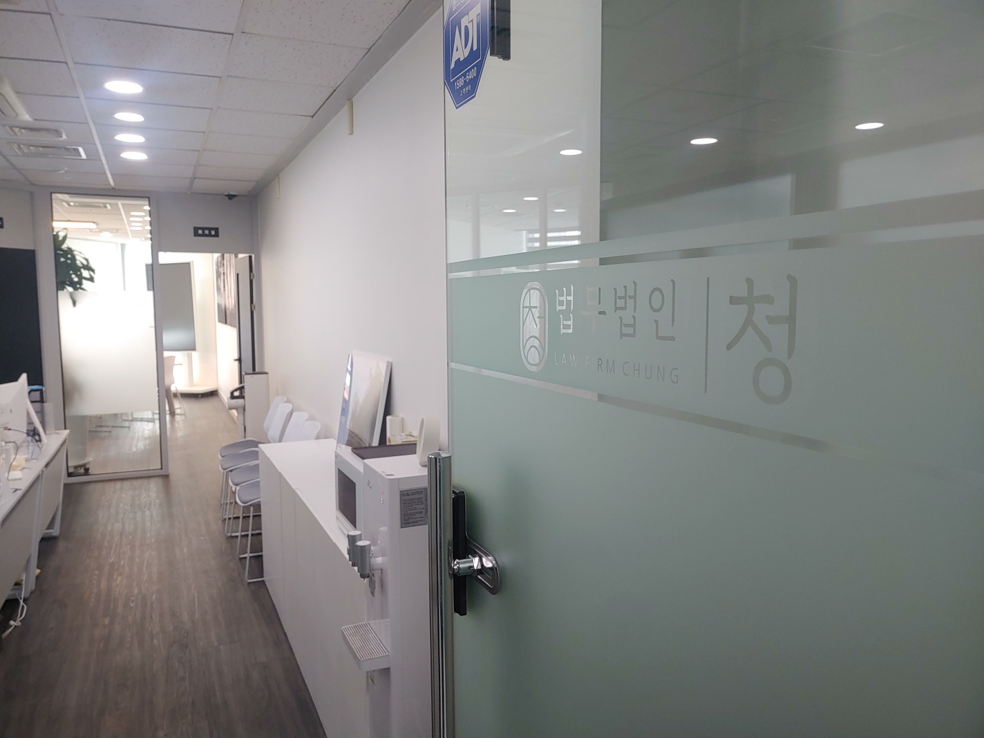 법무법인 청 사무실 출입문과 복도
